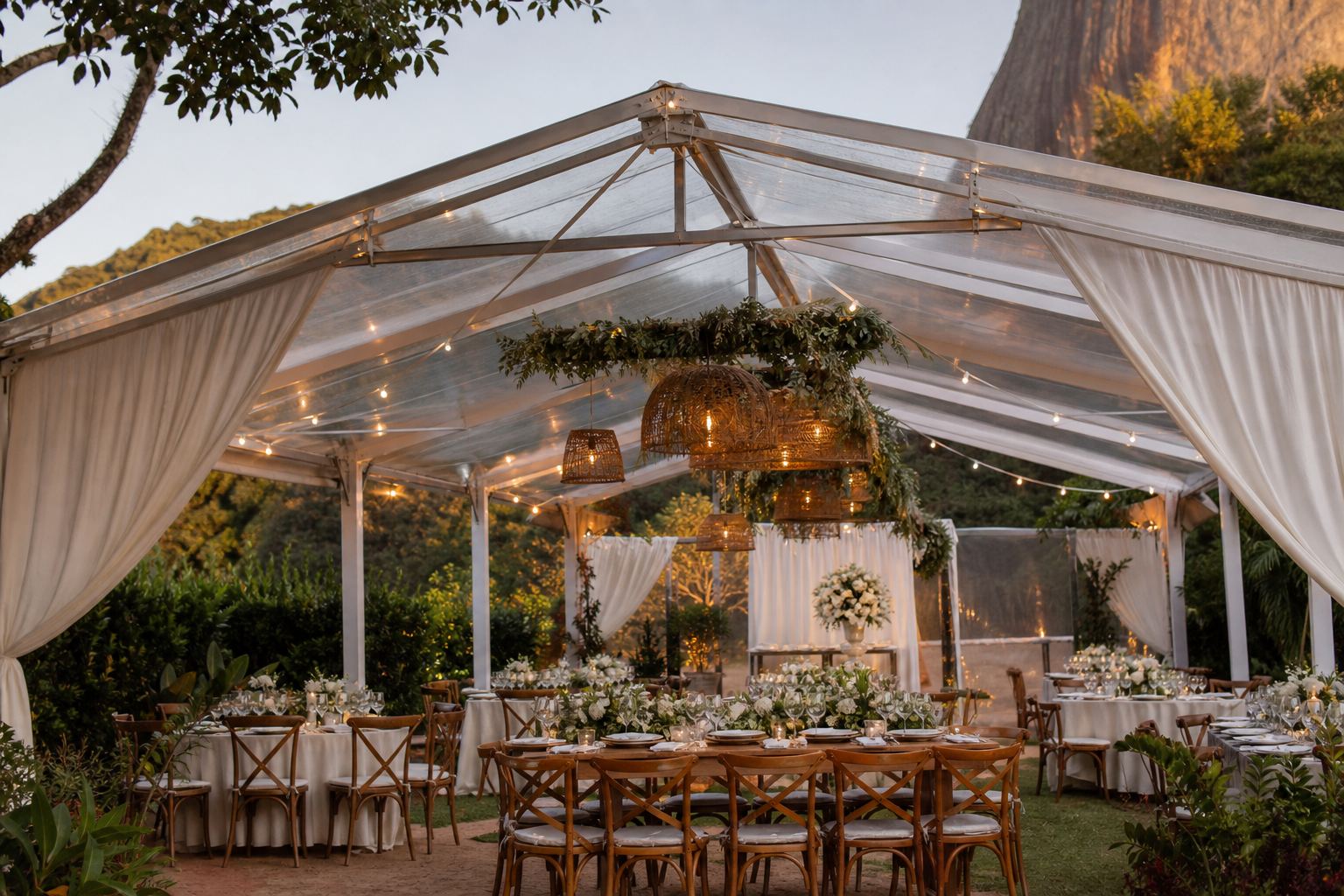Estruturas aconchegantes e sofisticadas com tendas para mini weddings